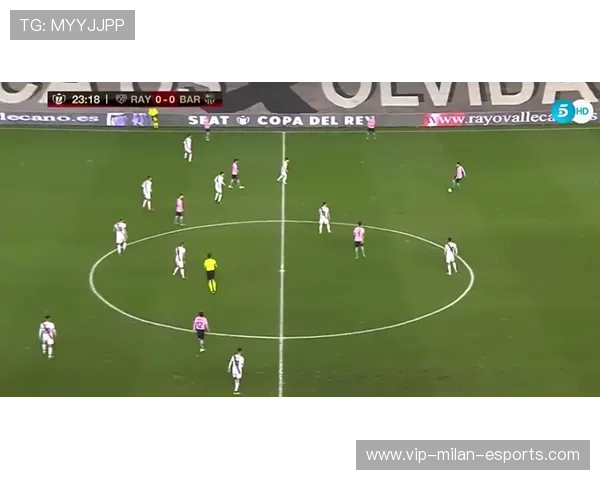 巴萨前场连续二过一控制比赛主动权