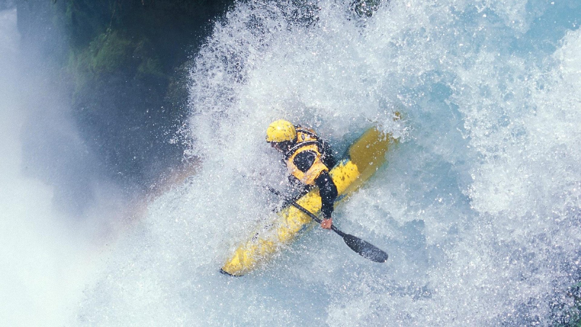 战绳挥动比拼赛 肩背力量与节奏同步缺一不可